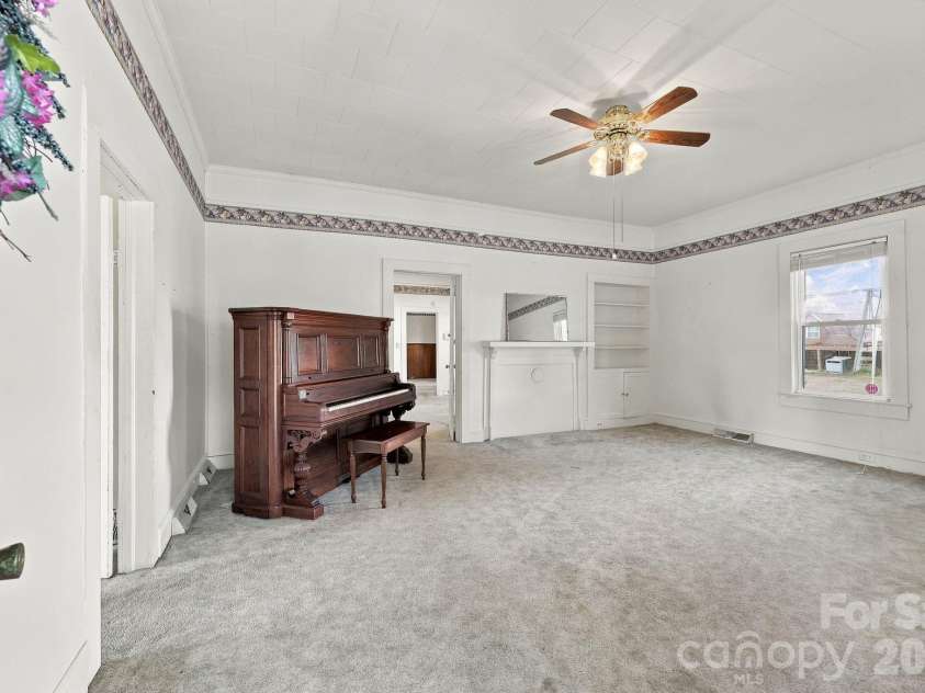 609 Poplar Avenue, Kannapolis, NC 28081.  MLS# CAR4430979, YatesRealty ID 54762. Spacious living room