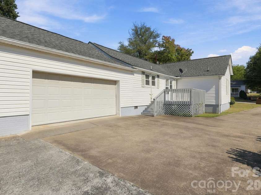 609 Poplar Avenue, Kannapolis, NC 28081.  MLS# CAR4430979, YatesRealty ID 54762. Spacious side load garage