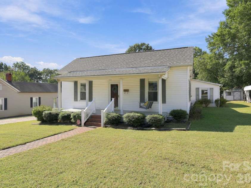 609 Poplar Avenue, Kannapolis, NC 28081.  MLS# CAR4430979, YatesRealty ID 54762. Such an adorable home!