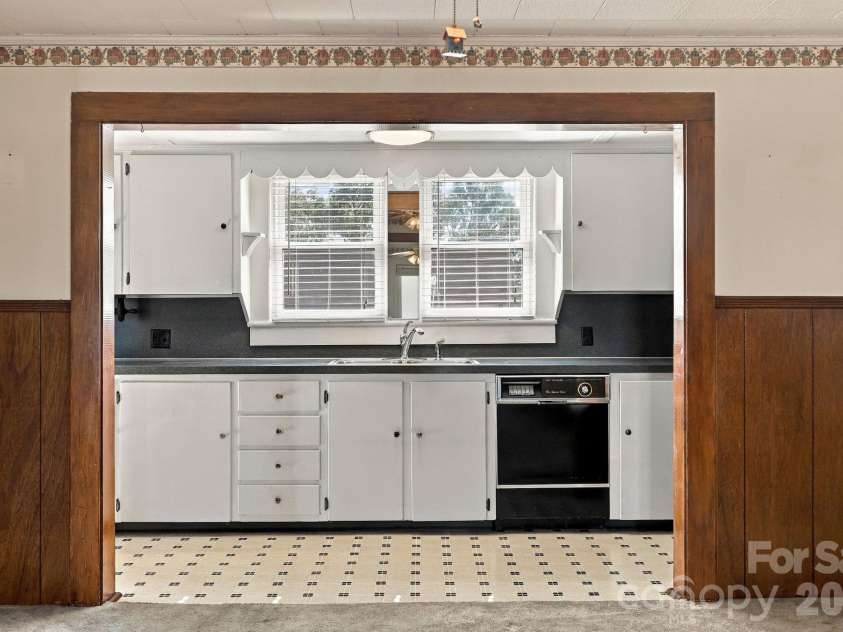 609 Poplar Avenue, Kannapolis, NC 28081.  MLS# CAR4430979, YatesRealty ID 54762. Your cute kitchen!