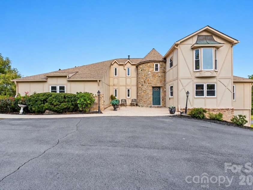 422 Crooked Creek Road, Hendersonville, NC 28739.  MLS# CAR4430055, YatesRealty ID 54764. 