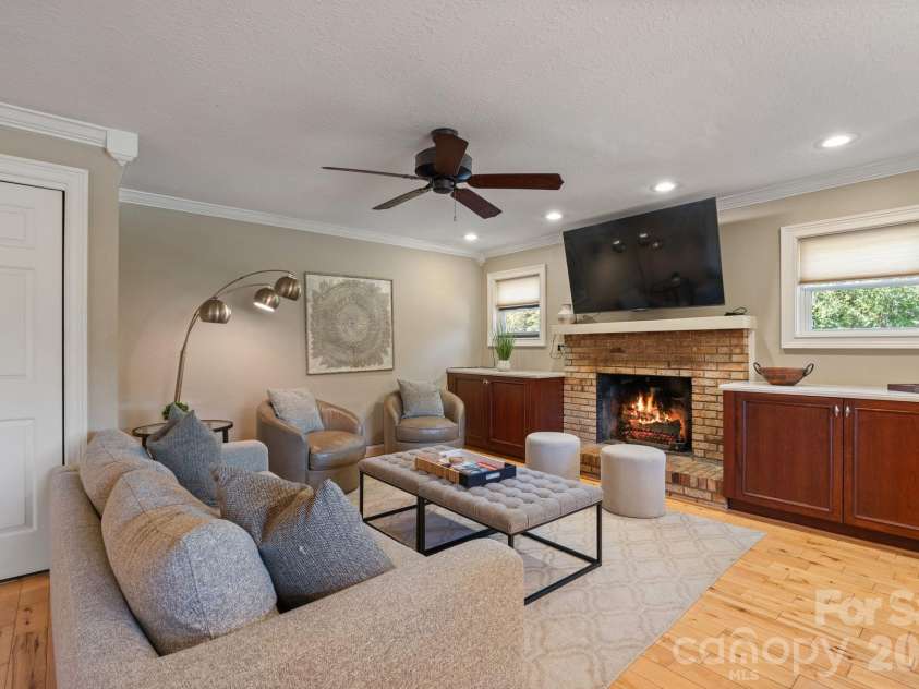 422 Crooked Creek Road, Hendersonville, NC 28739.  MLS# CAR4430055, YatesRealty ID 54764. 