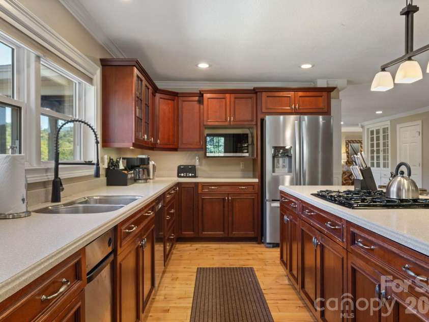 422 Crooked Creek Road, Hendersonville, NC 28739.  MLS# CAR4430055, YatesRealty ID 54764. 