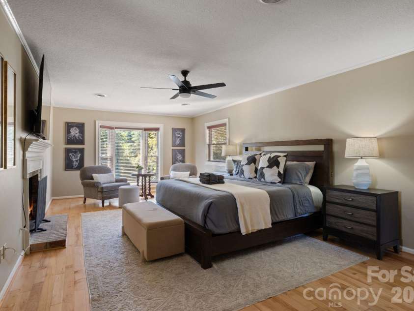 422 Crooked Creek Road, Hendersonville, NC 28739.  MLS# CAR4430055, YatesRealty ID 54764. 