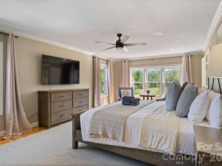 422 Crooked Creek Road, Hendersonville, NC 28739.  MLS# CAR4430055, YatesRealty ID 54764. 