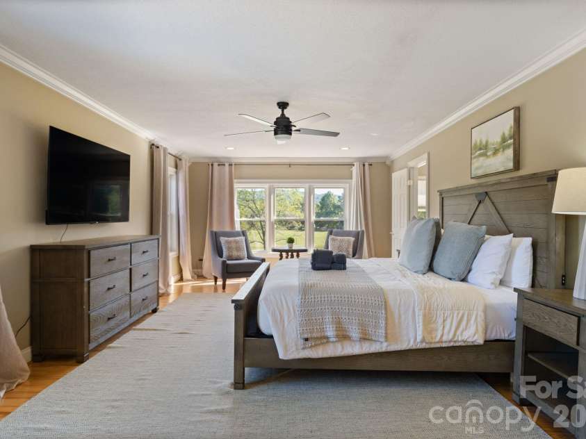 422 Crooked Creek Road, Hendersonville, NC 28739.  MLS# CAR4430055, YatesRealty ID 54764. 