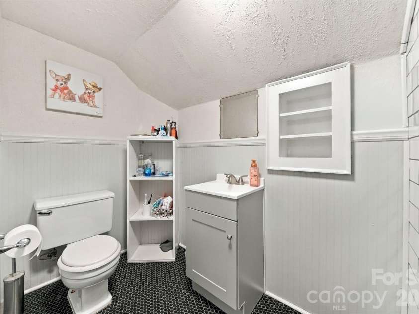 625 Park Drive, Lincolnton, NC 28092.  MLS# CAR4430882, YatesRealty ID 54771. 