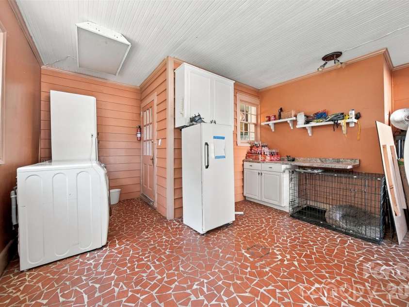 625 Park Drive, Lincolnton, NC 28092.  MLS# CAR4430882, YatesRealty ID 54771. 