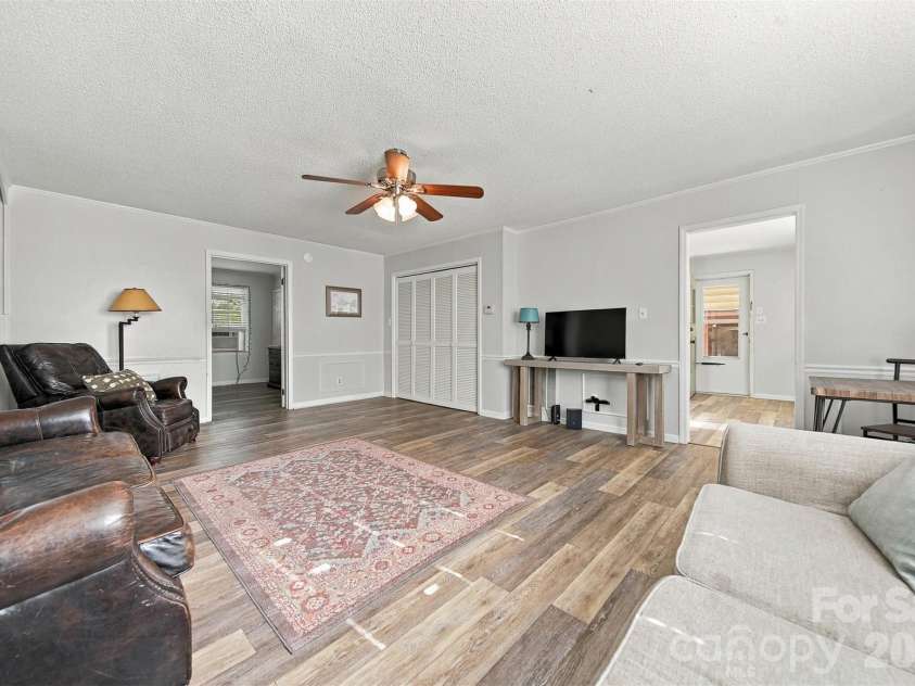 625 Park Drive, Lincolnton, NC 28092.  MLS# CAR4430882, YatesRealty ID 54771. Second Living Quarters