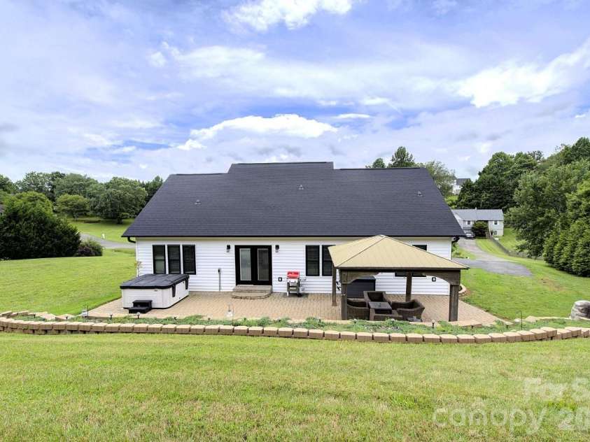 60 Golden Lane, Leicester, NC 28748.  MLS# CAR4429246, YatesRealty ID 54773. 