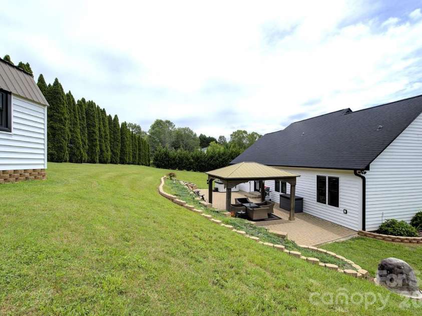 60 Golden Lane, Leicester, NC 28748.  MLS# CAR4429246, YatesRealty ID 54773. 