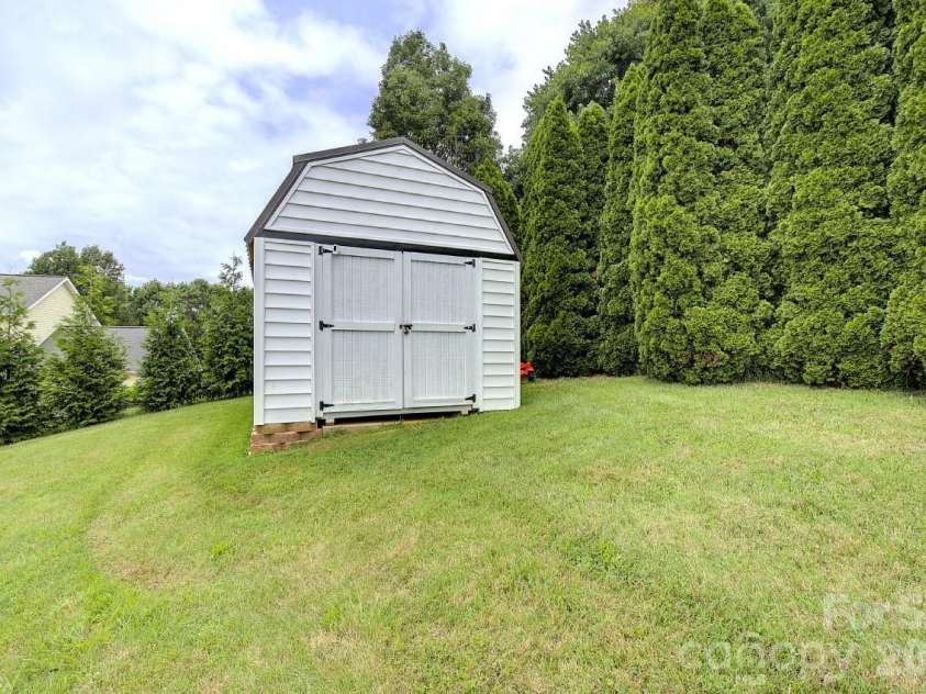 60 Golden Lane, Leicester, NC 28748.  MLS# CAR4429246, YatesRealty ID 54773. 