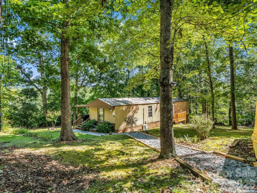 20 Jones Hillock Drive, Asheville, NC 28805.  MLS# CAR4431329, YatesRealty ID 54775. 