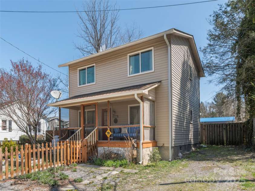 325 Richland Street, Waynesville, NC 28786.  MLS# CAR4243416, YatesRealty ID 5479. 