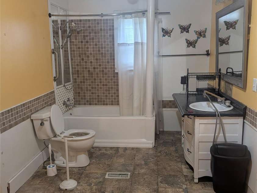 4117 Brocks Mill Road, Cheraw, SC 29520.  MLS# CAR4429573, YatesRealty ID 54792. Bathroom