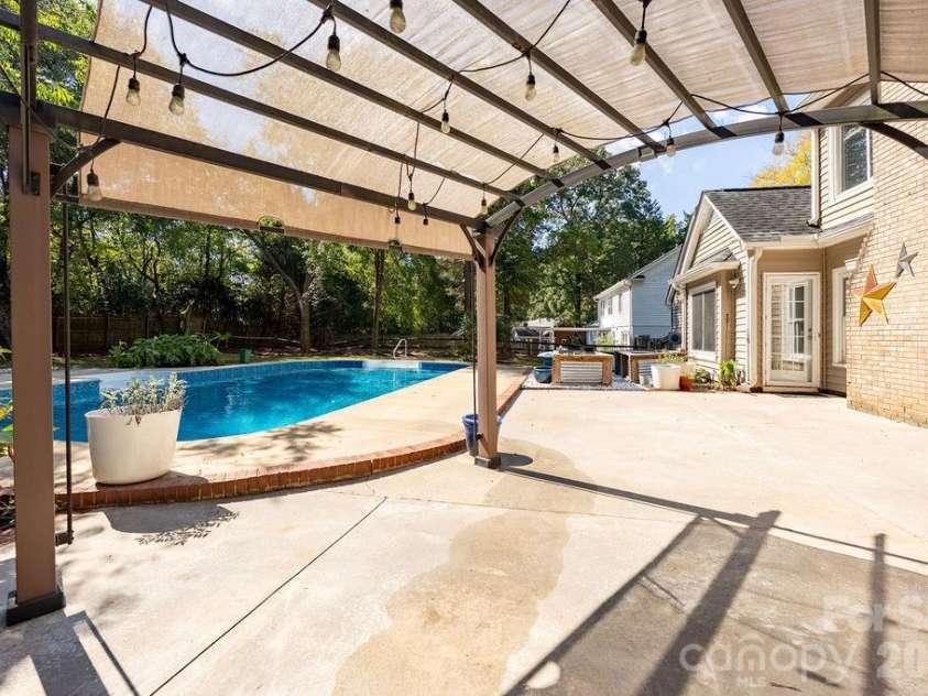 9423 Whitethorn Drive, Charlotte, NC 28277.  MLS# CAR4430638, YatesRealty ID 54796. 