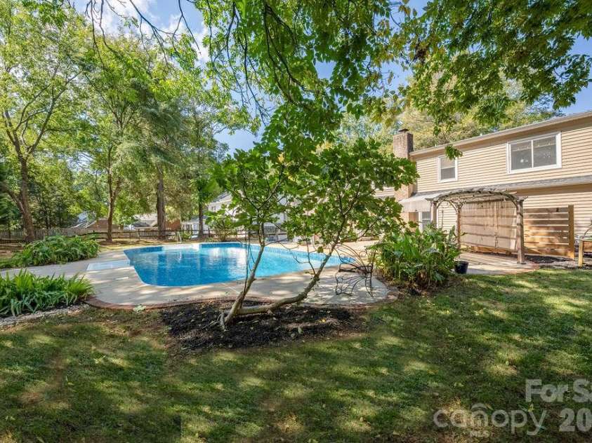 9423 Whitethorn Drive, Charlotte, NC 28277.  MLS# CAR4430638, YatesRealty ID 54796. 