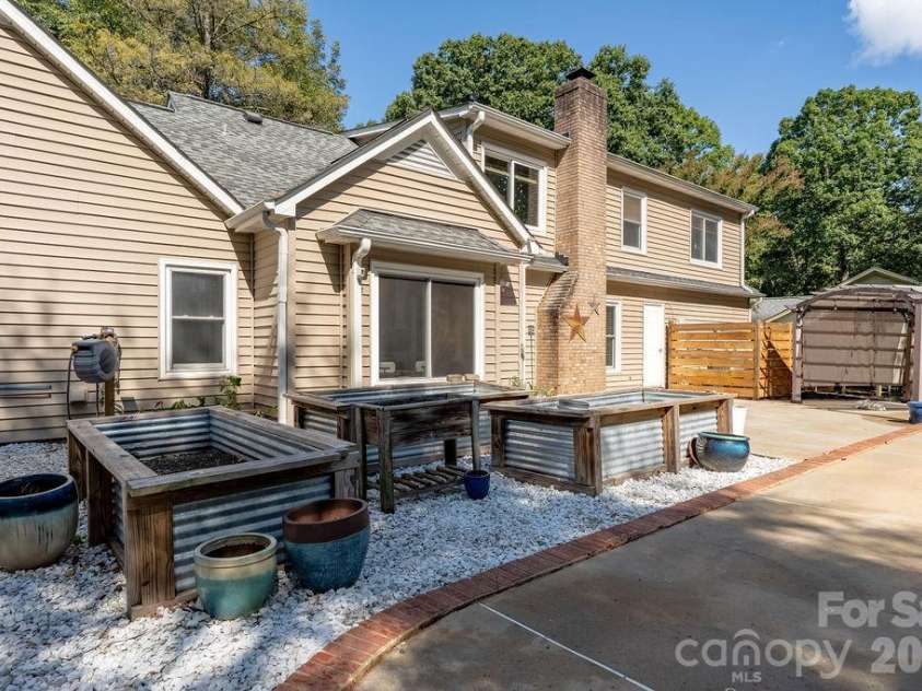 9423 Whitethorn Drive, Charlotte, NC 28277.  MLS# CAR4430638, YatesRealty ID 54796. 