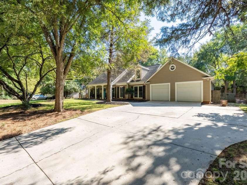 9423 Whitethorn Drive, Charlotte, NC 28277.  MLS# CAR4430638, YatesRealty ID 54796. 