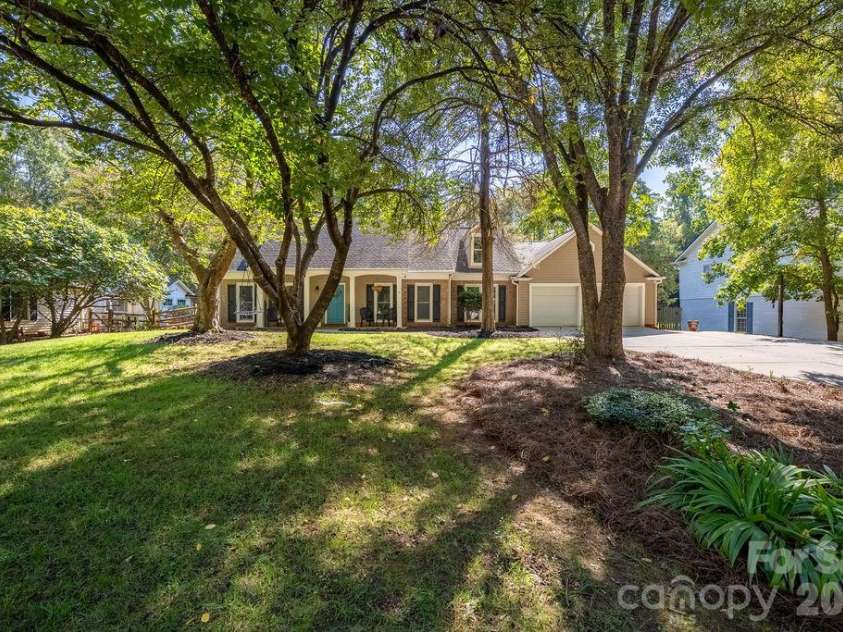 9423 Whitethorn Drive, Charlotte, NC 28277.  MLS# CAR4430638, YatesRealty ID 54796. 