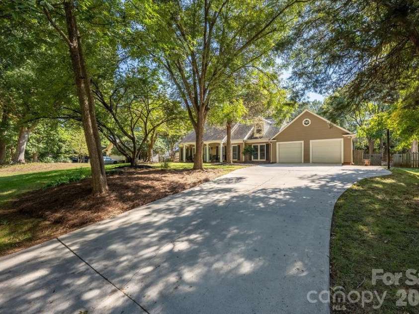 9423 Whitethorn Drive, Charlotte, NC 28277.  MLS# CAR4430638, YatesRealty ID 54796. 