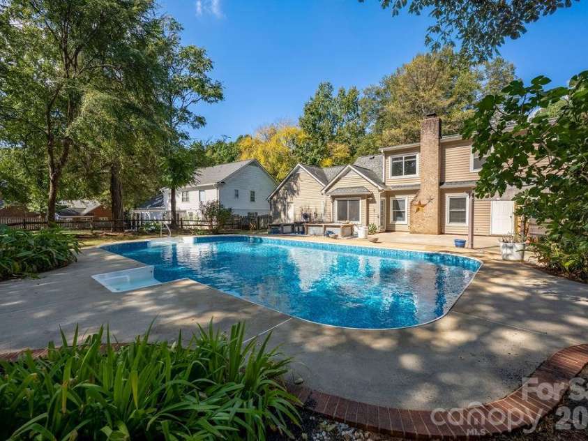 9423 Whitethorn Drive, Charlotte, NC 28277.  MLS# CAR4430638, YatesRealty ID 54796. 