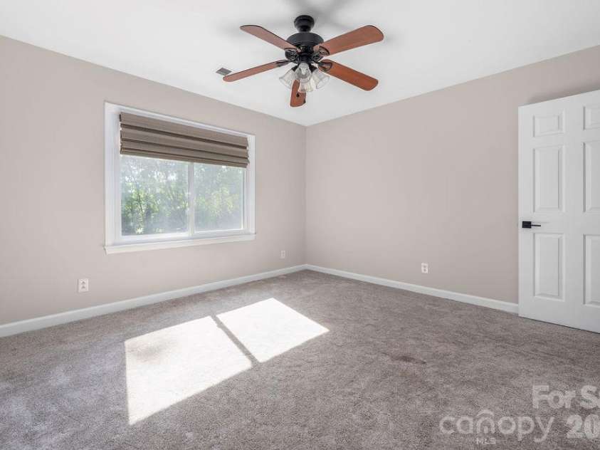 9423 Whitethorn Drive, Charlotte, NC 28277.  MLS# CAR4430638, YatesRealty ID 54796. 