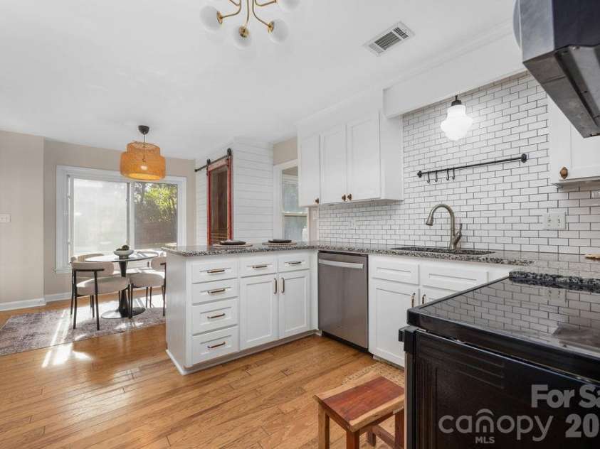 9423 Whitethorn Drive, Charlotte, NC 28277.  MLS# CAR4430638, YatesRealty ID 54796. 