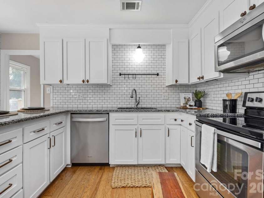 9423 Whitethorn Drive, Charlotte, NC 28277.  MLS# CAR4430638, YatesRealty ID 54796. 