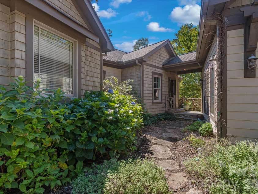 44 Sunset Trace, Brevard, NC 28712.  MLS# CAR4429326, YatesRealty ID 54809. 