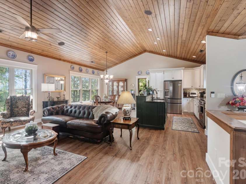 44 Sunset Trace, Brevard, NC 28712.  MLS# CAR4429326, YatesRealty ID 54809. 
