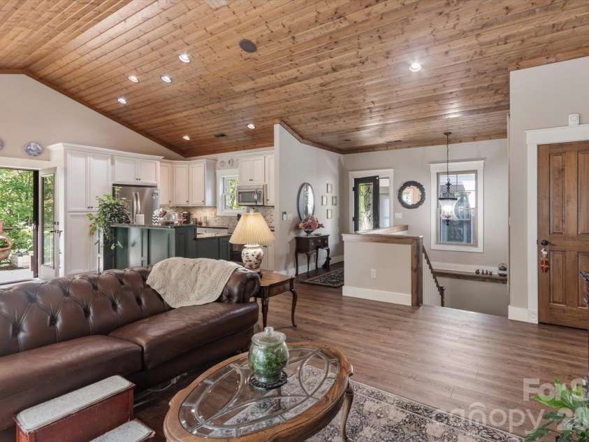 44 Sunset Trace, Brevard, NC 28712.  MLS# CAR4429326, YatesRealty ID 54809. 