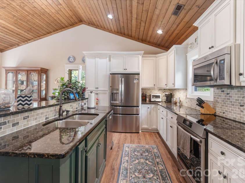 44 Sunset Trace, Brevard, NC 28712.  MLS# CAR4429326, YatesRealty ID 54809. 