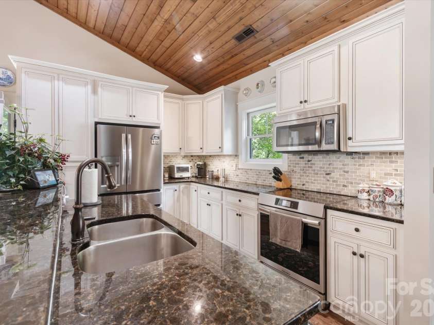44 Sunset Trace, Brevard, NC 28712.  MLS# CAR4429326, YatesRealty ID 54809. 