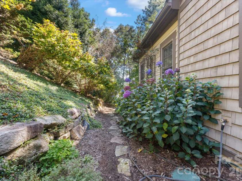 44 Sunset Trace, Brevard, NC 28712.  MLS# CAR4429326, YatesRealty ID 54809. 