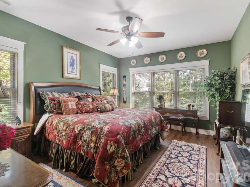 44 Sunset Trace, Brevard, NC 28712.  MLS# CAR4429326, YatesRealty ID 54809. Spacious Primary Bedroom
