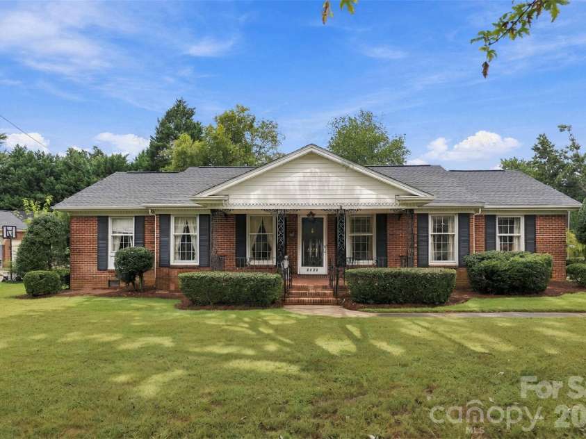 3223 Gardner Park Drive, Gastonia, NC 28054.  MLS# CAR4428277, YatesRealty ID 54816. 