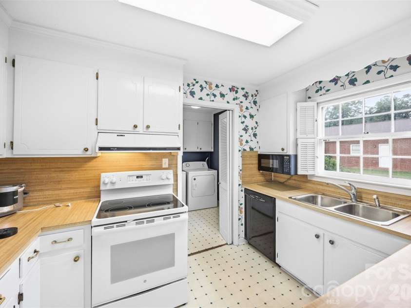 3223 Gardner Park Drive, Gastonia, NC 28054.  MLS# CAR4428277, YatesRealty ID 54816. 