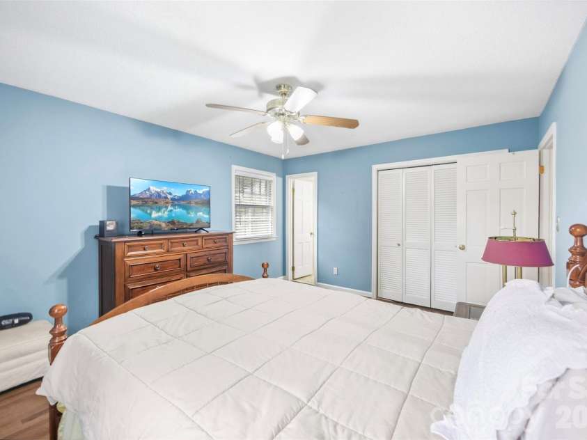 3223 Gardner Park Drive, Gastonia, NC 28054.  MLS# CAR4428277, YatesRealty ID 54816. 