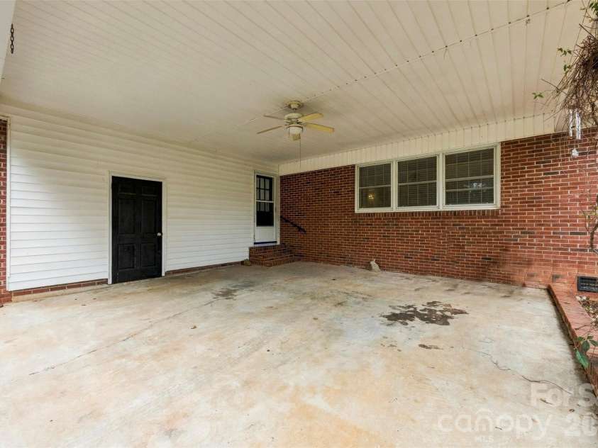 3223 Gardner Park Drive, Gastonia, NC 28054.  MLS# CAR4428277, YatesRealty ID 54816. 