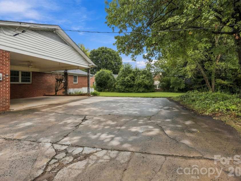 3223 Gardner Park Drive, Gastonia, NC 28054.  MLS# CAR4428277, YatesRealty ID 54816. 