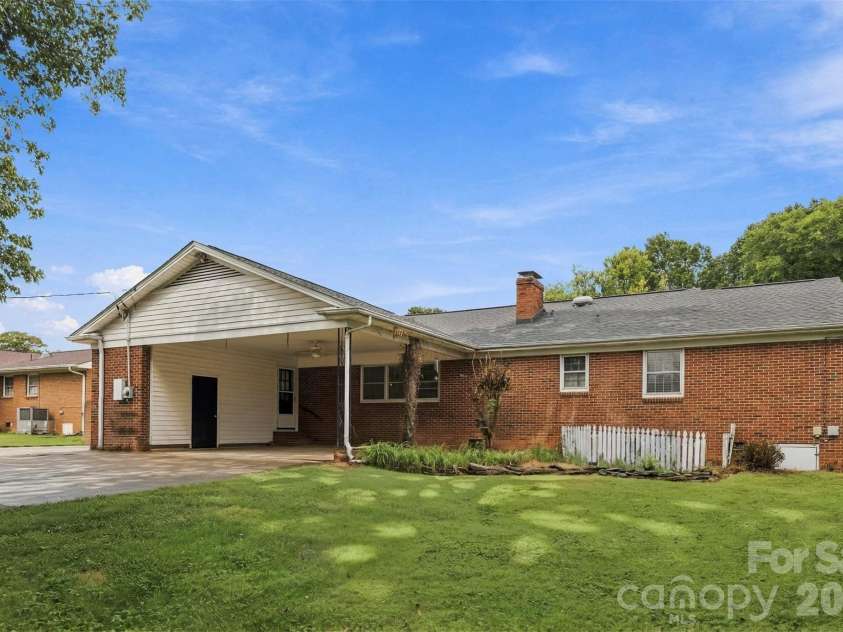 3223 Gardner Park Drive, Gastonia, NC 28054.  MLS# CAR4428277, YatesRealty ID 54816. 