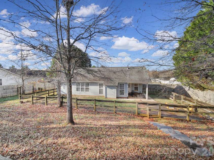 713 Pesca Lane, Matthews, NC 28104.  MLS# CAR4431408, YatesRealty ID 54821. 