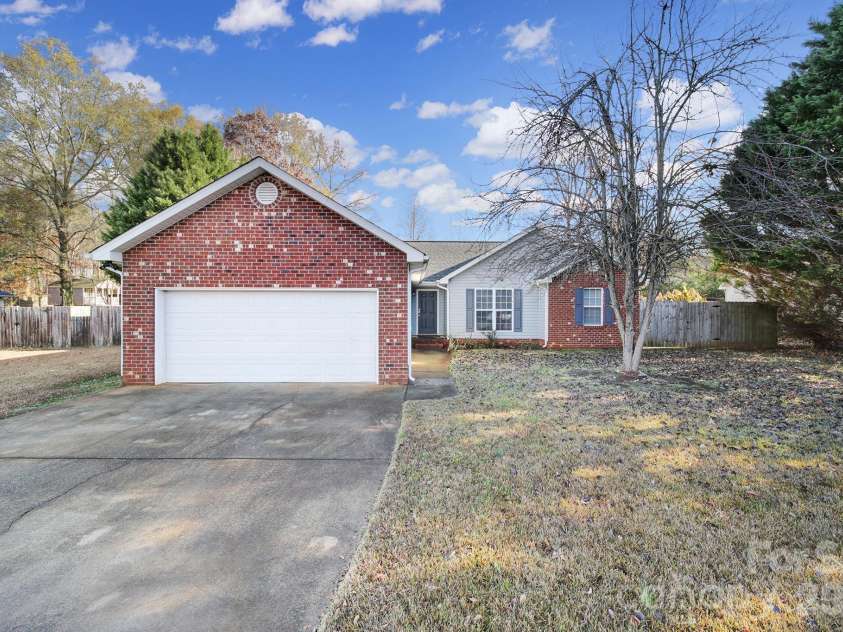 713 Pesca Lane, Matthews, NC 28104.  MLS# CAR4431408, YatesRealty ID 54821. 