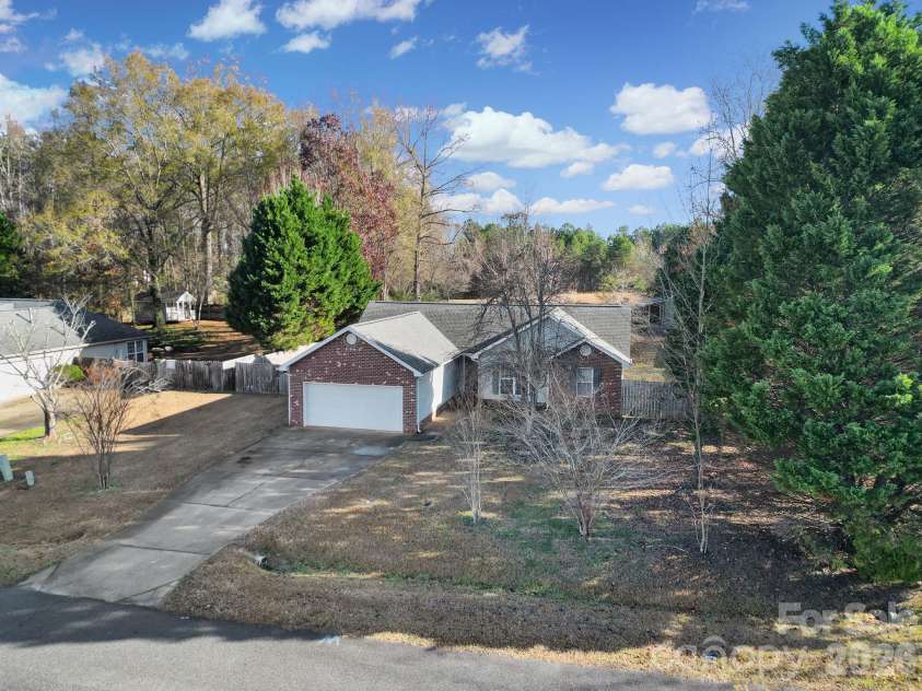 713 Pesca Lane, Matthews, NC 28104.  MLS# CAR4431408, YatesRealty ID 54821. 
