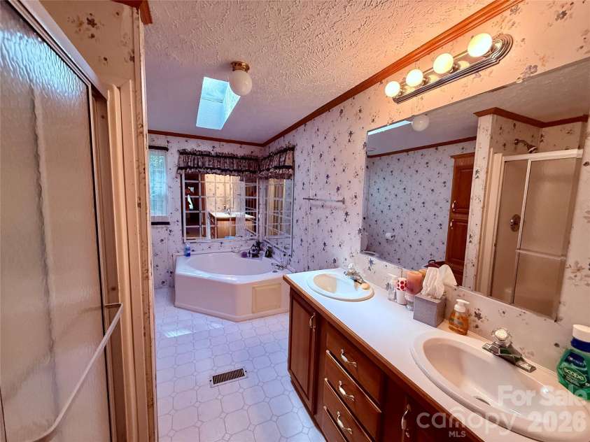 878 GW G W Whitmire Road, Rosman, NC 28772.  MLS# CAR4427358, YatesRealty ID 54831. Double Vanity