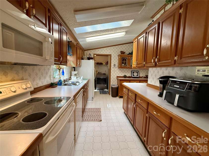 878 GW G W Whitmire Road, Rosman, NC 28772.  MLS# CAR4427358, YatesRealty ID 54831. Large Kitchen