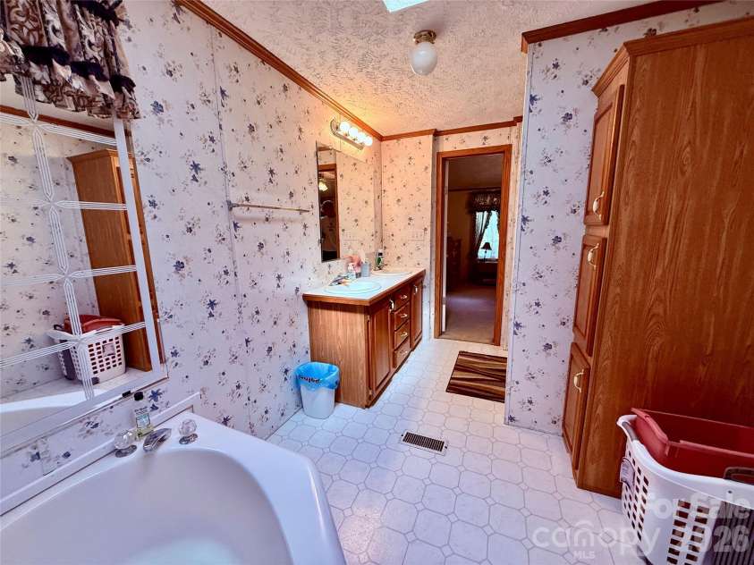 878 GW G W Whitmire Road, Rosman, NC 28772.  MLS# CAR4427358, YatesRealty ID 54831. Primary Bath with Shower