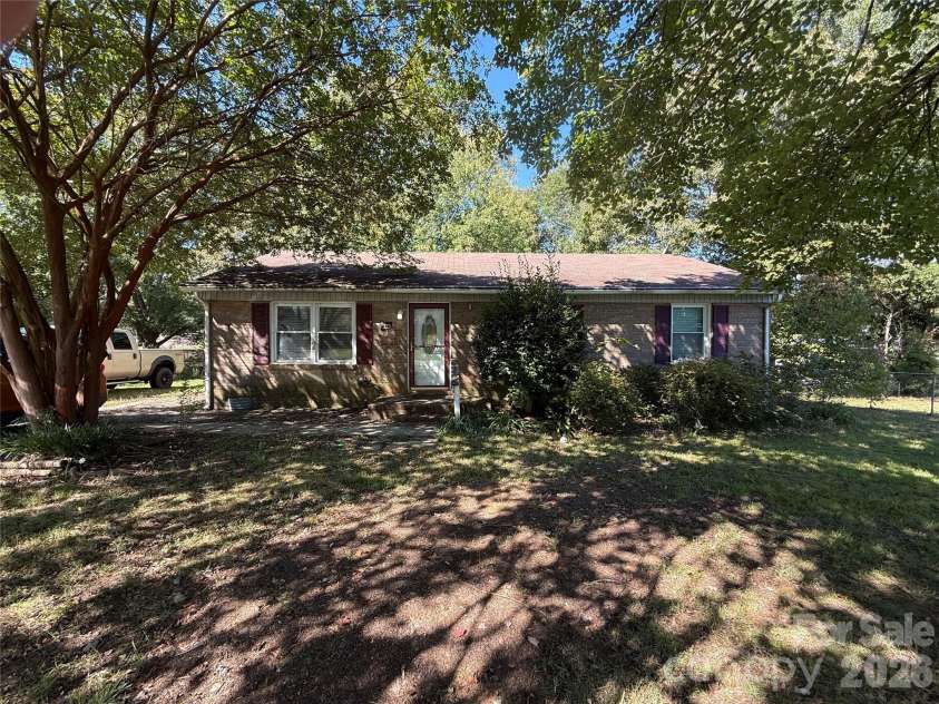 324 Briarwood Drive, Dallas, NC 28034.  MLS# CAR4430828, YatesRealty ID 54833. 