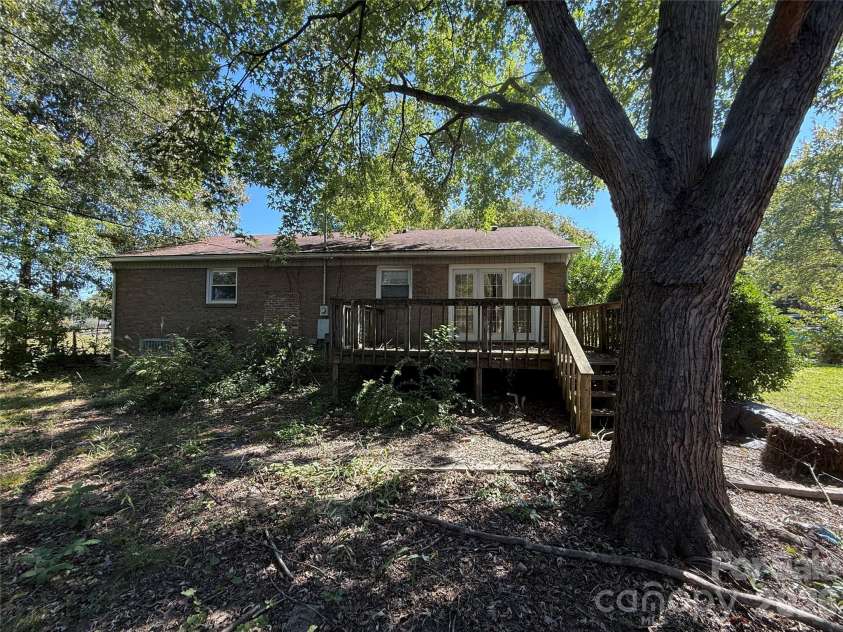 324 Briarwood Drive, Dallas, NC 28034.  MLS# CAR4430828, YatesRealty ID 54833. 